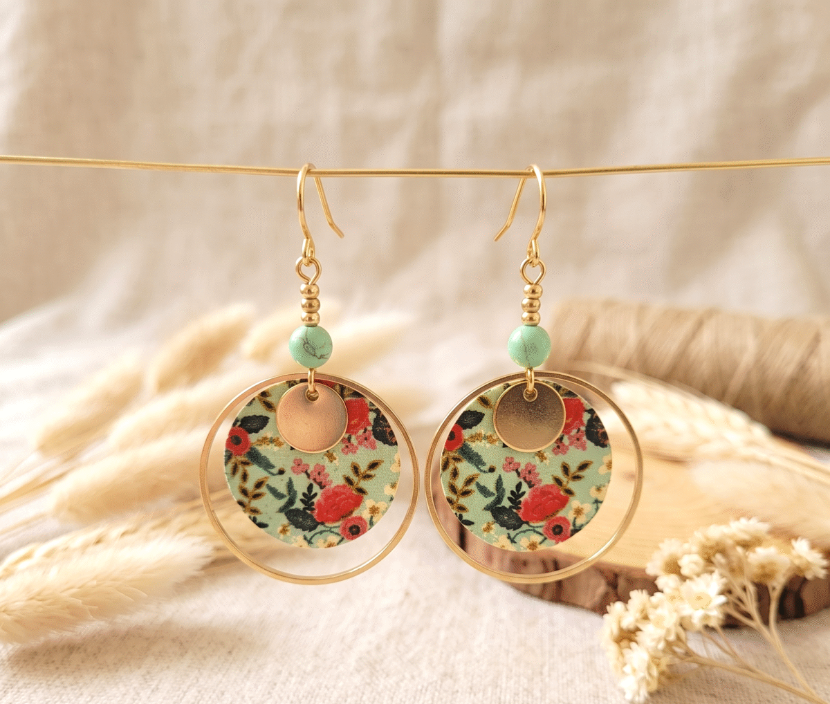 Boucles d'Oreilles Dorées "Jardin Japonais" — Médaillon Fleuri & Howlite