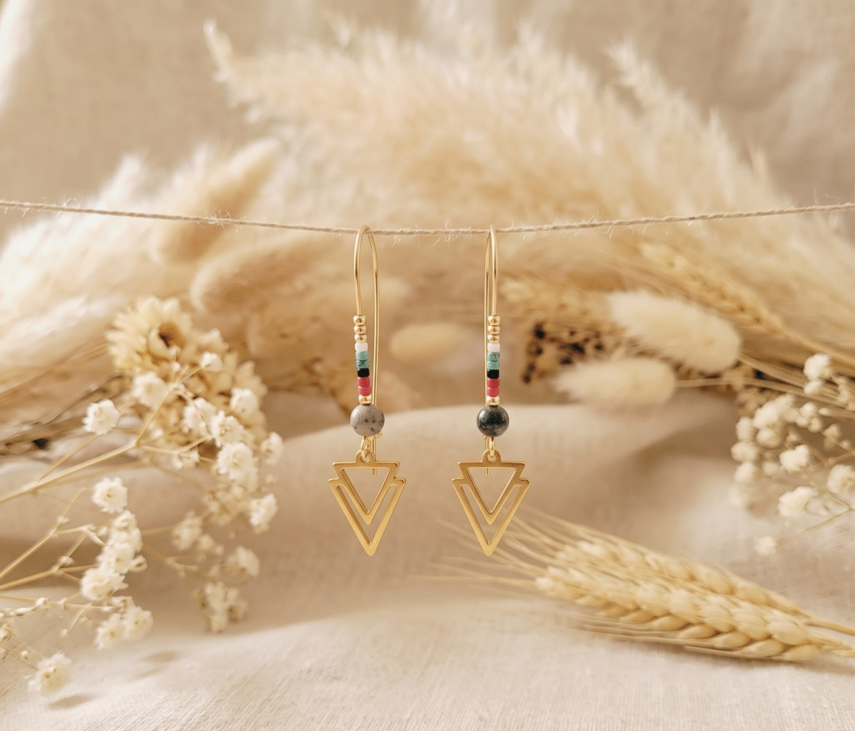 Boucles d'Oreilles Dorées "Flèche Bohème" — Double Triangle & Miyuki