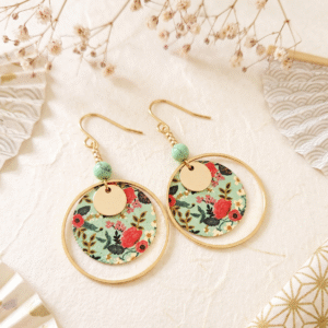 Boucles d'Oreilles Dorées "Jardin Japonais" — Médaillon Fleuri & Howlite