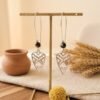 Boucles d’Oreilles Pendantes Avec Perle Hématite Et Motif Ajouré – Élégance Moderne Fait Main