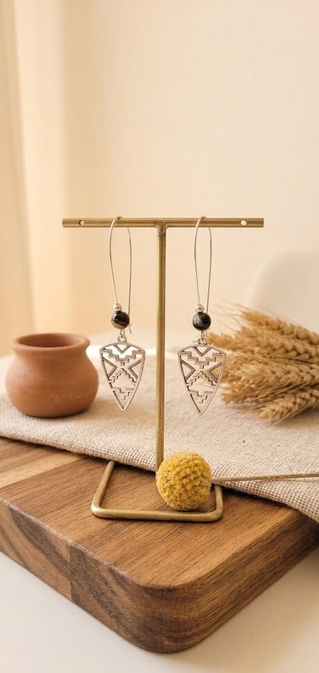 Boucles d’Oreilles Pendantes Avec Perle Hématite Et Motif Ajouré – Élégance Moderne Fait Main