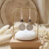 Sans titre 2 Boucles d’Oreilles Pendantes Fleur de Vie Et Hématite Noire – Énergie Et Élégance Fait Main