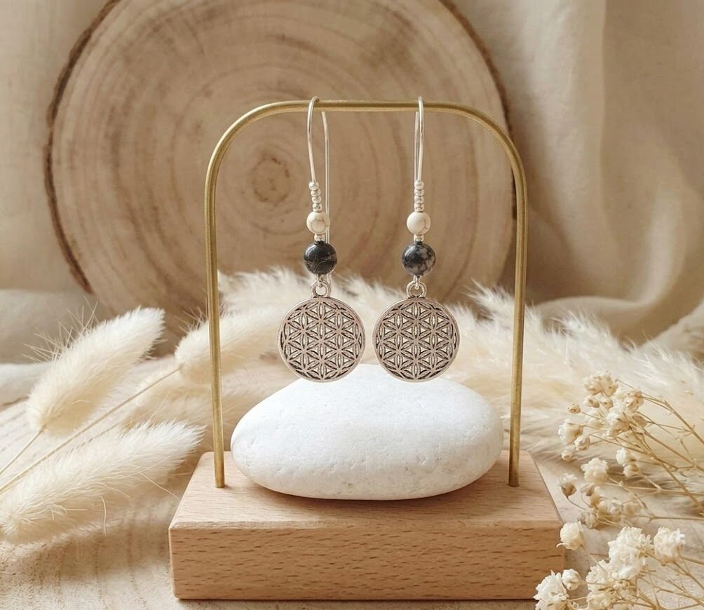 Sans titre 2 Boucles d’Oreilles Pendantes Fleur de Vie Et Hématite Noire – Énergie Et Élégance Fait Main