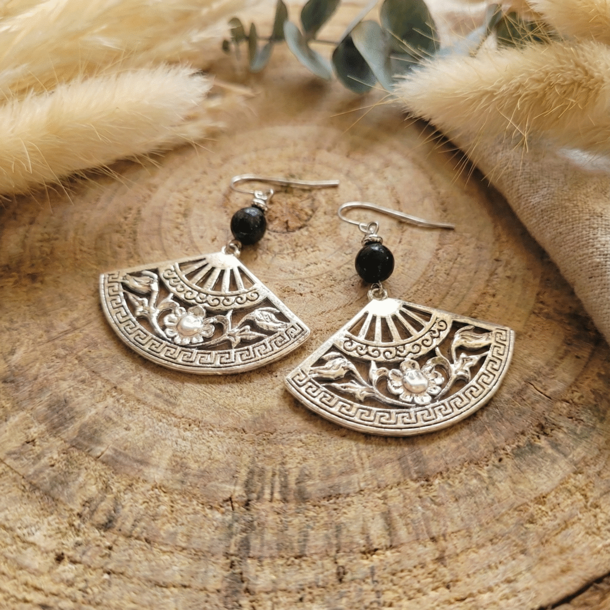 Boucles D’Oreilles Argentées Éventail Gravé Avec Perle Naturelle Et Hématite