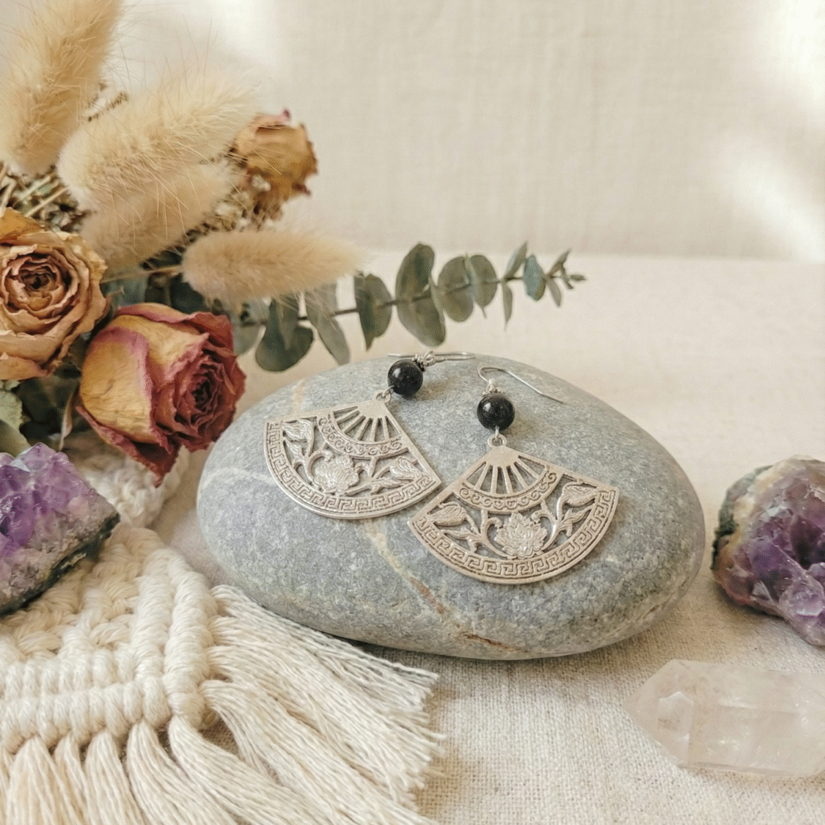 Boucles D’Oreilles Argentées Éventail Gravé Avec Perle Naturelle Et Hématite