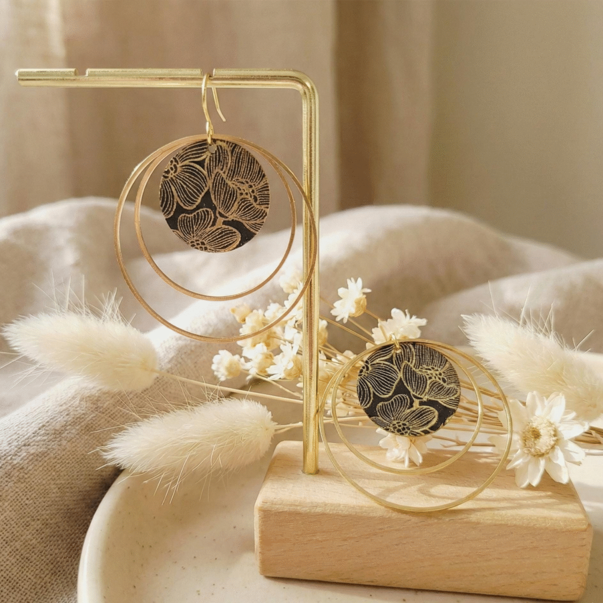 Sans titre (3000 x 3000 px) (41) Boucles d'oreilles créoles japonaises dorées – Motif Floral Noir & Or