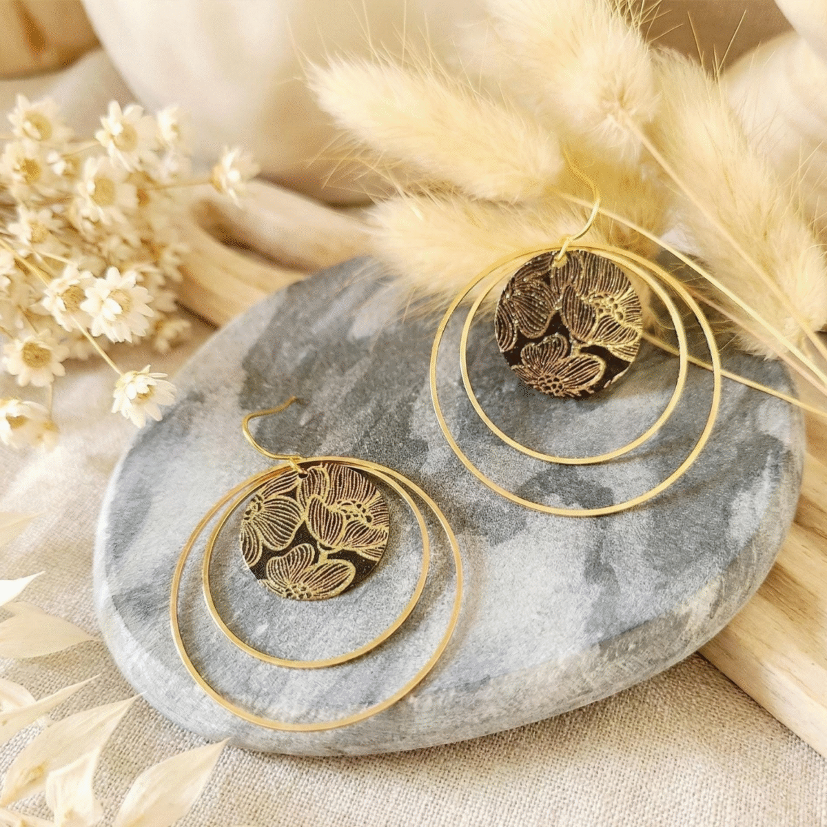 Sans titre (3000 x 3000 px) (44) Boucles d'oreilles créoles japonaises dorées – Motif Floral Noir & Or