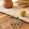 Boucles d’Oreilles Pendantes Avec Perle Hématite Et Motif Ajouré – Élégance Moderne Fait Main