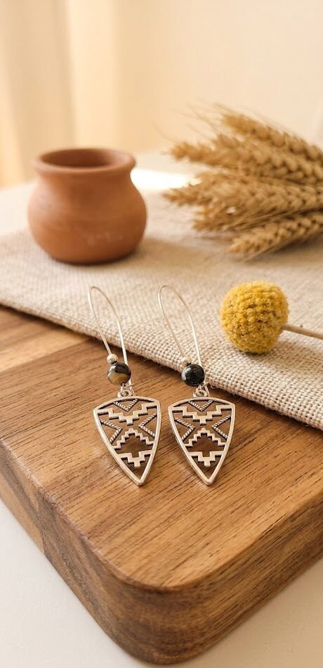 Boucles d’Oreilles Pendantes Avec Perle Hématite Et Motif Ajouré – Élégance Moderne Fait Main