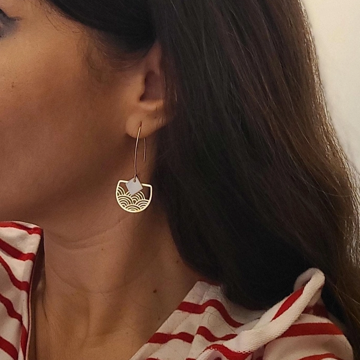 boucles d’oreilles dorées ajourées avec perle blanche fait main