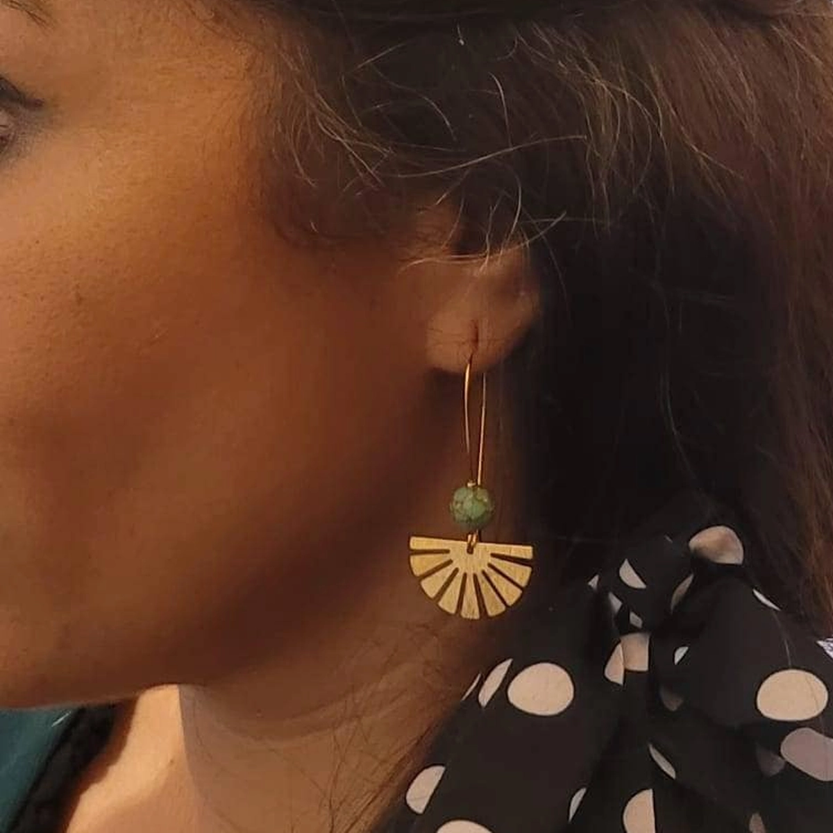 boucle-oreille-carree-1200-5 boucles pendantes éventail doré avec perle turquoise – bijou artisanal fait main