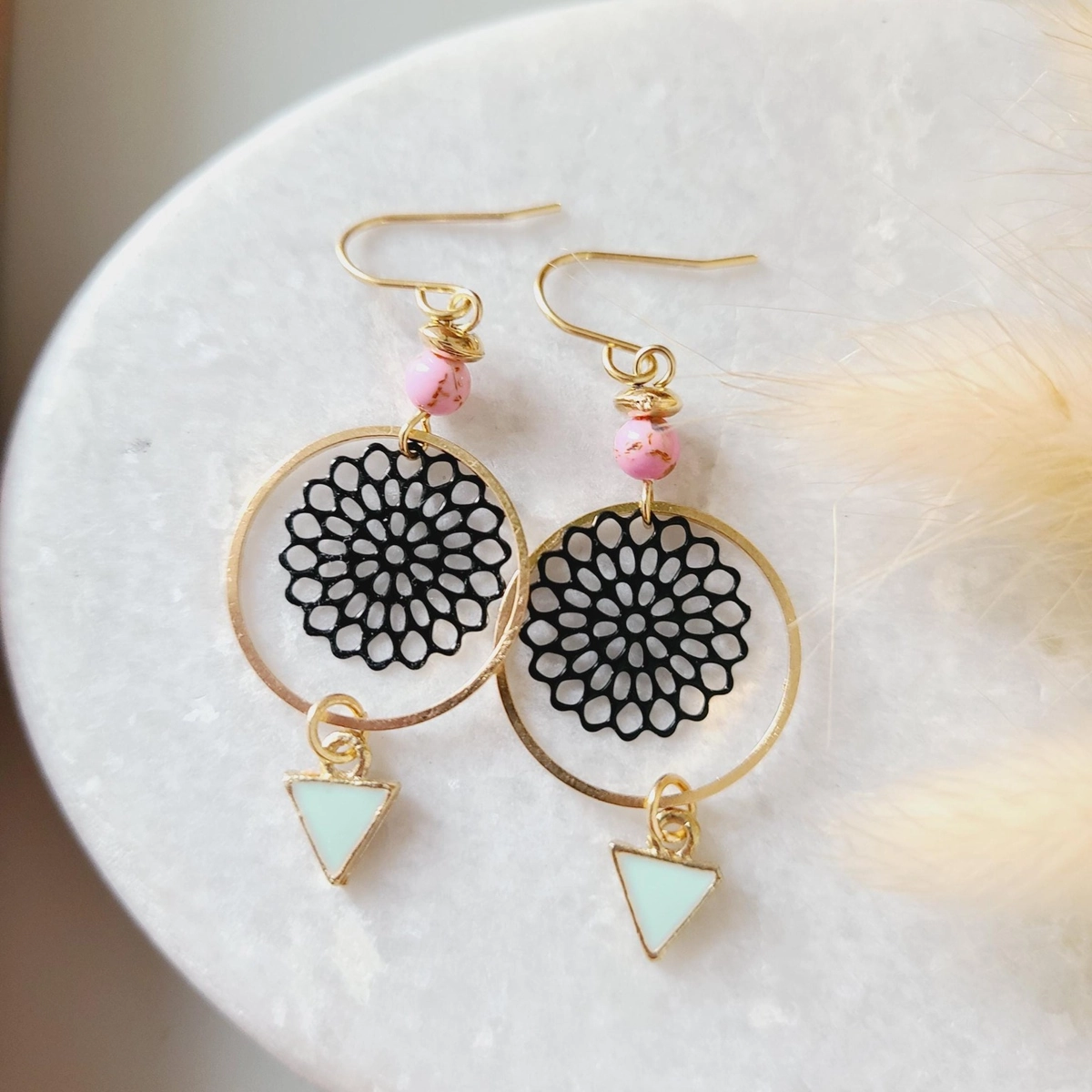 Boucles créoles fleur dorée avec perle rose
