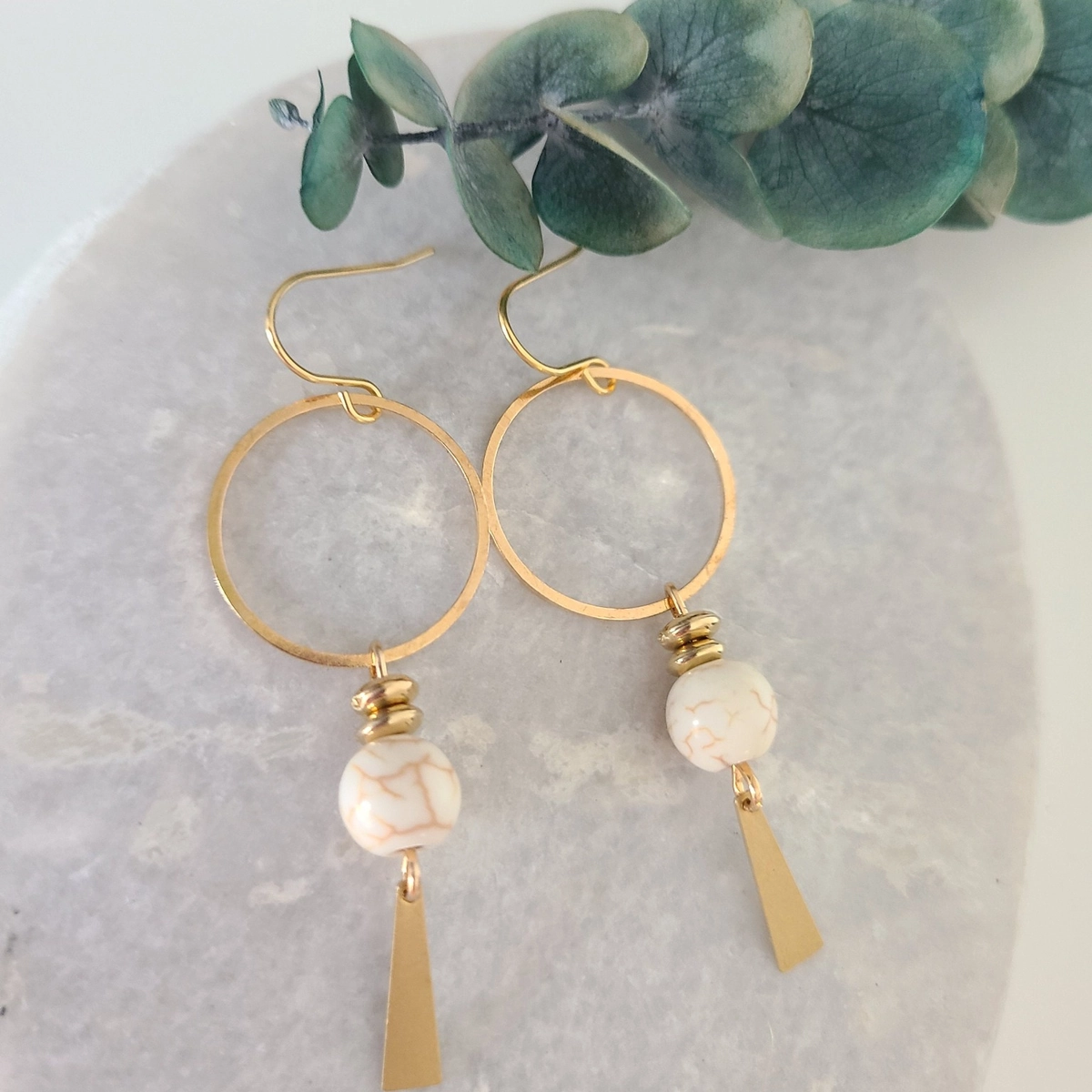 boucle-oreille-carree-1200-8 Boucles d’oreilles géométriques avec perle ivoire et pendentif doré faites main en France