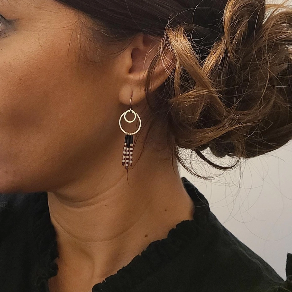Boucles d’Oreilles Minimalistes Noires Et Roses | Double Cercle En Acier Inoxydable Et Perles Miyuki | Poamongaux | Fait Main