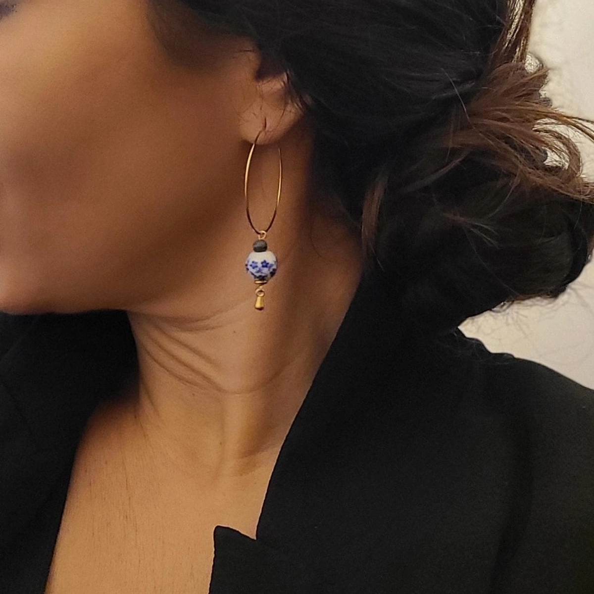 Boucles créoles céramique bleue avec perle grise