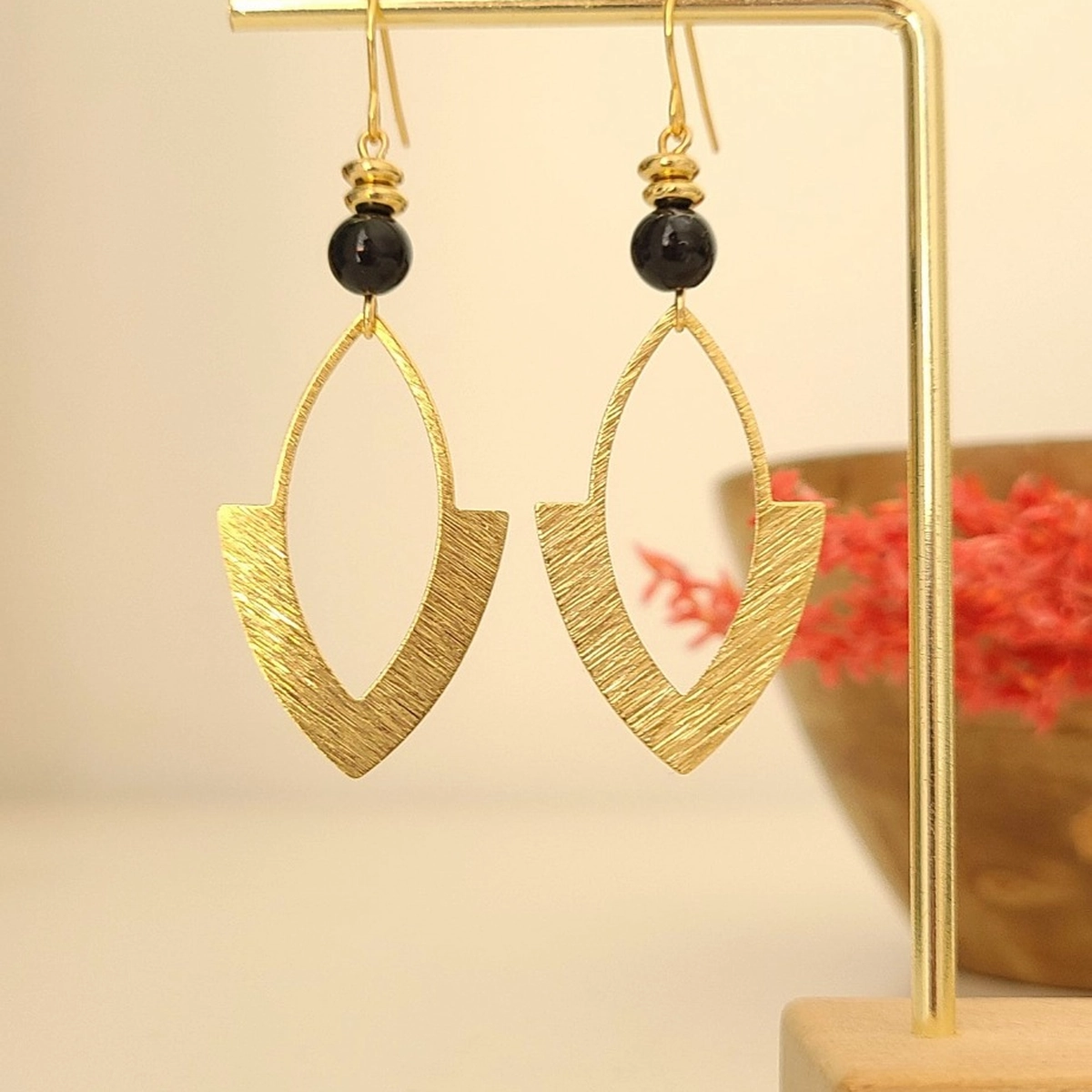 Boucles d’Oreilles Flèche Dorée et Perle Noire – Bijou Fait Main Chic et Graphique en Laiton Doré Brossé