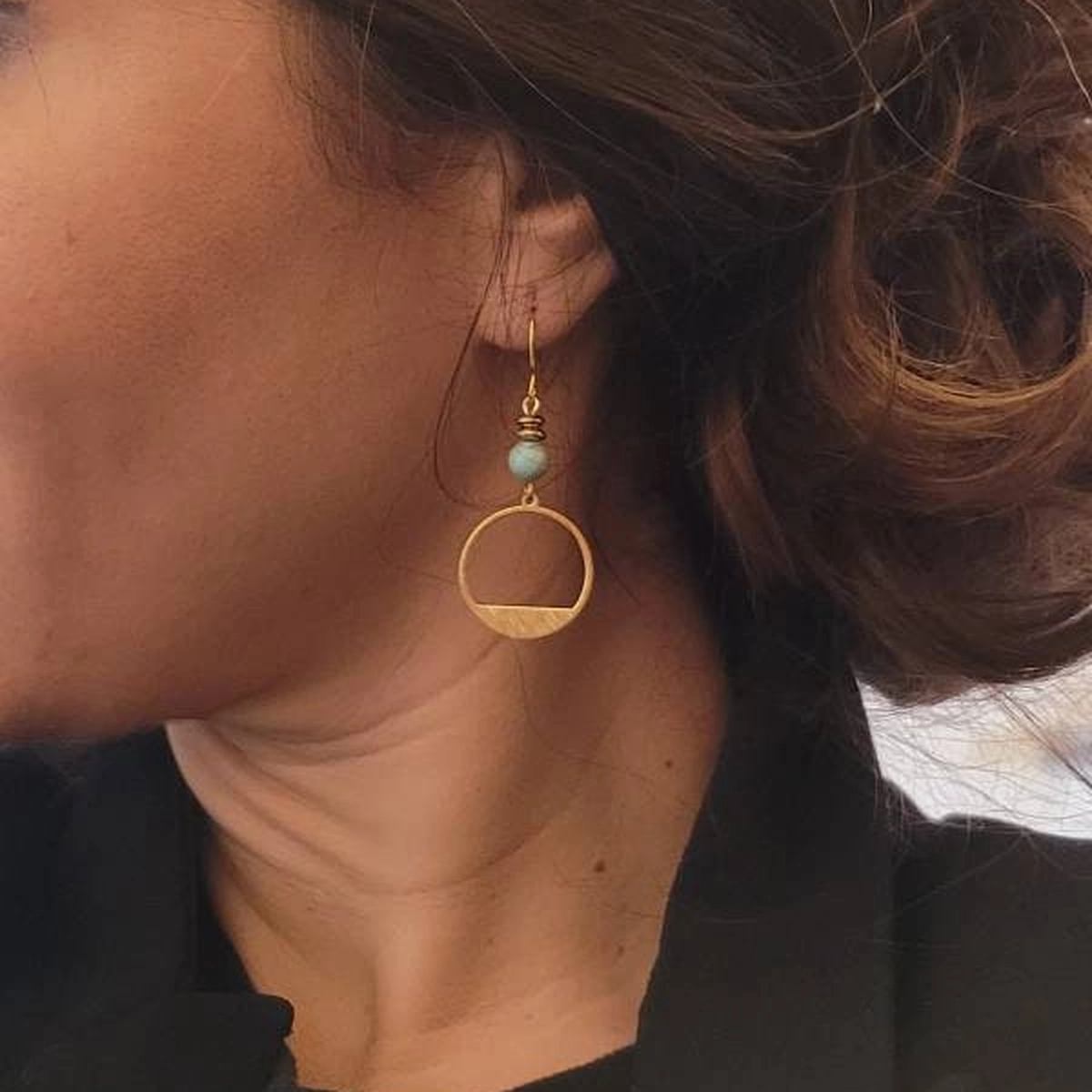 Boucles d’Oreilles Cercle Doré et Perle Blanche – Bijou Fait Main Élégant en Laiton Doré et Pierre Naturelle