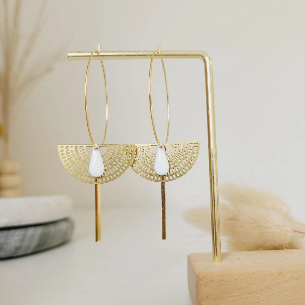 Boucles créoles ventail dorées avec perle blanche