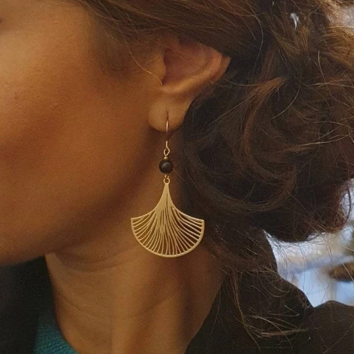 Boucles feuille de ginkgo dorées avec perle noire