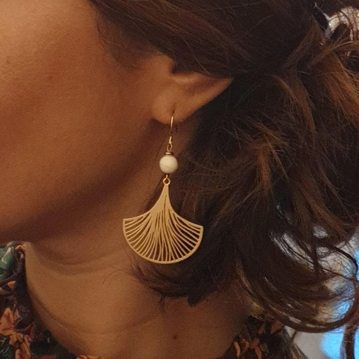Boucles d’Oreilles Feuille de Ginkgo Dorée et Perle d’Ivoire | Bijou Fait Main en Acier Inoxydable | Style Bohème Chic