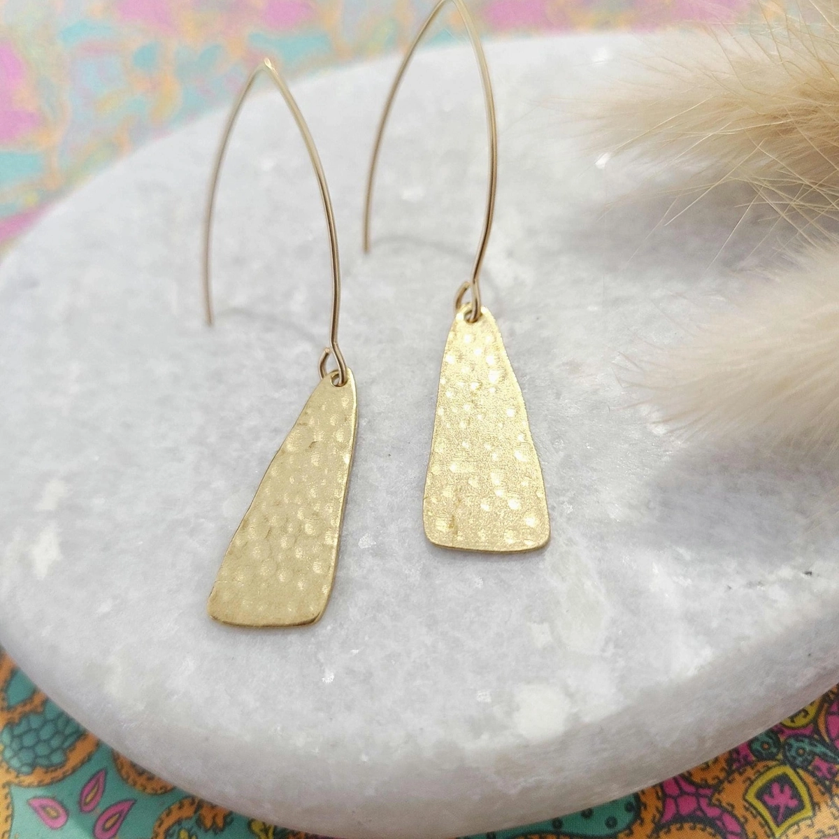 Boucles dorées martelées en laiton avec crochet long doré