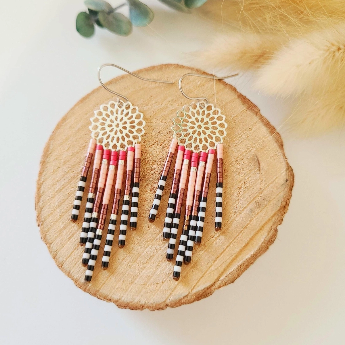 Boucles d’Oreilles Bohèmes Noires Et Roses Miyuki