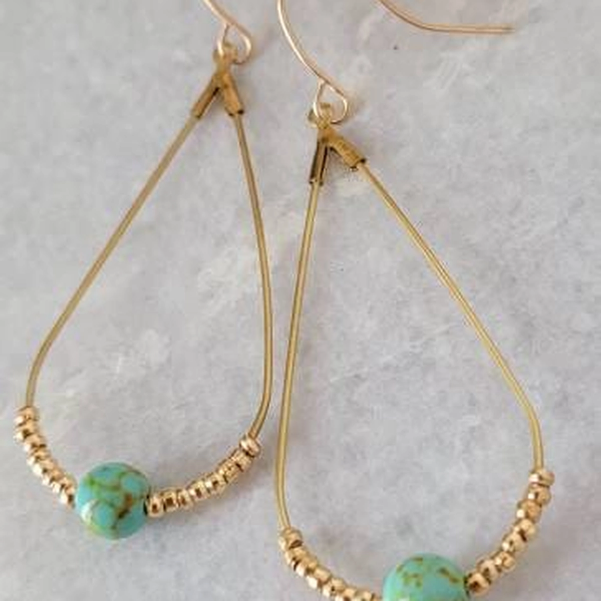 Boucles turquoise dorées avec perles métal et perle turquoise