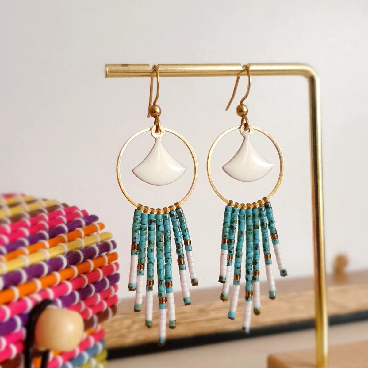 Boucles Bohèmes Turquoise Et Dorées | Émail Blanc Et Perles Miyuki | Anneau Acier Inoxydable | Fait Main | Poamongaux