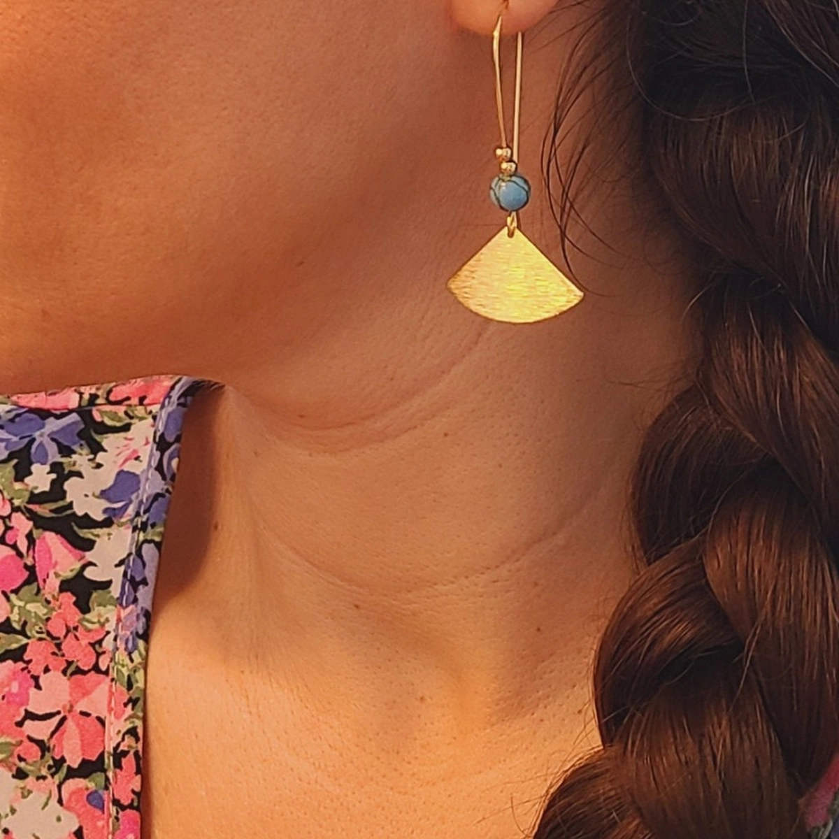 Boucles éventail dorées avec perle turquoise en pierre naturelle portées