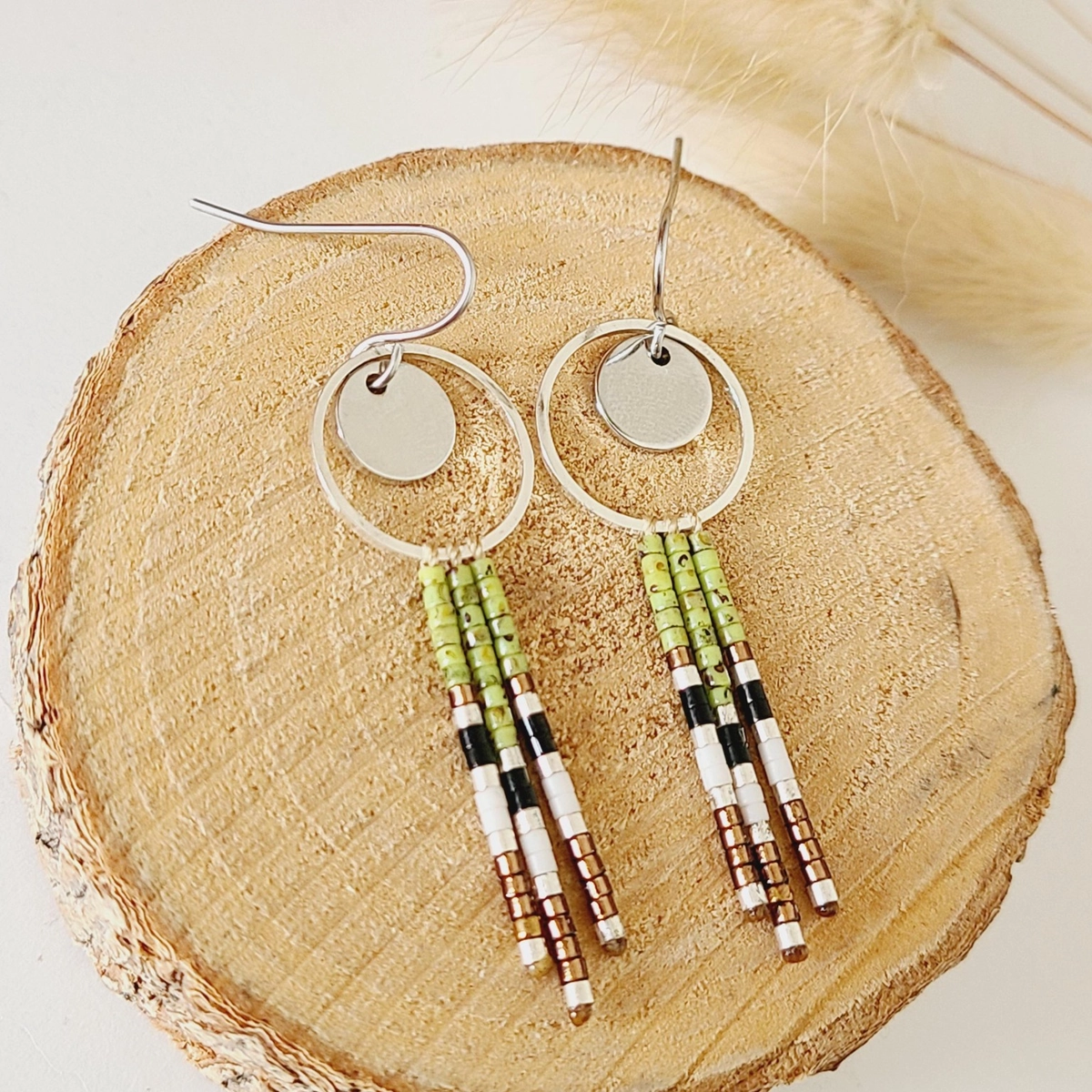 Boucles d’Oreilles Pendantes Vert Amande | Cercle Argenté Et Perles Miyuki | Bijou Léger Et Fait Main | Poamongaux