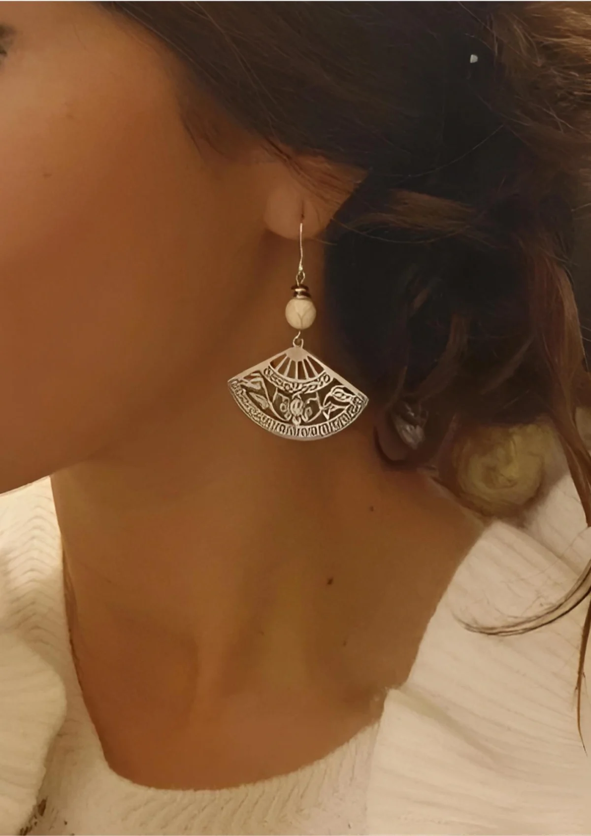 Boucles d’Oreilles Éventail Argenté Avec Perle Naturelle Ivoire – Élégance Fait Main