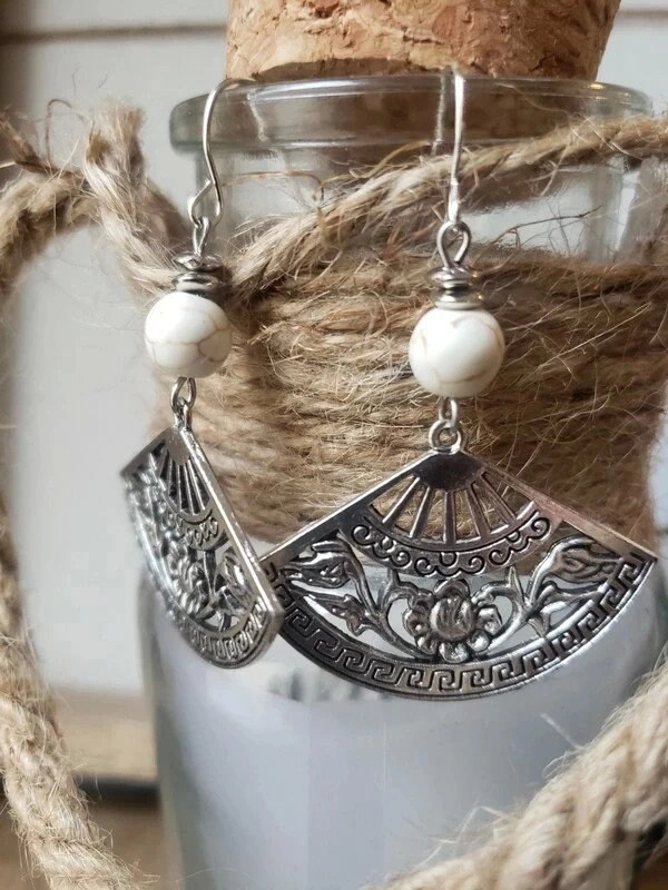 Boucles d’Oreilles Éventail Argenté Avec Perle Naturelle Ivoire – Élégance Fait Main