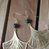 Boucles Feuille De Ginkgo Dorées Avec Perle Noire