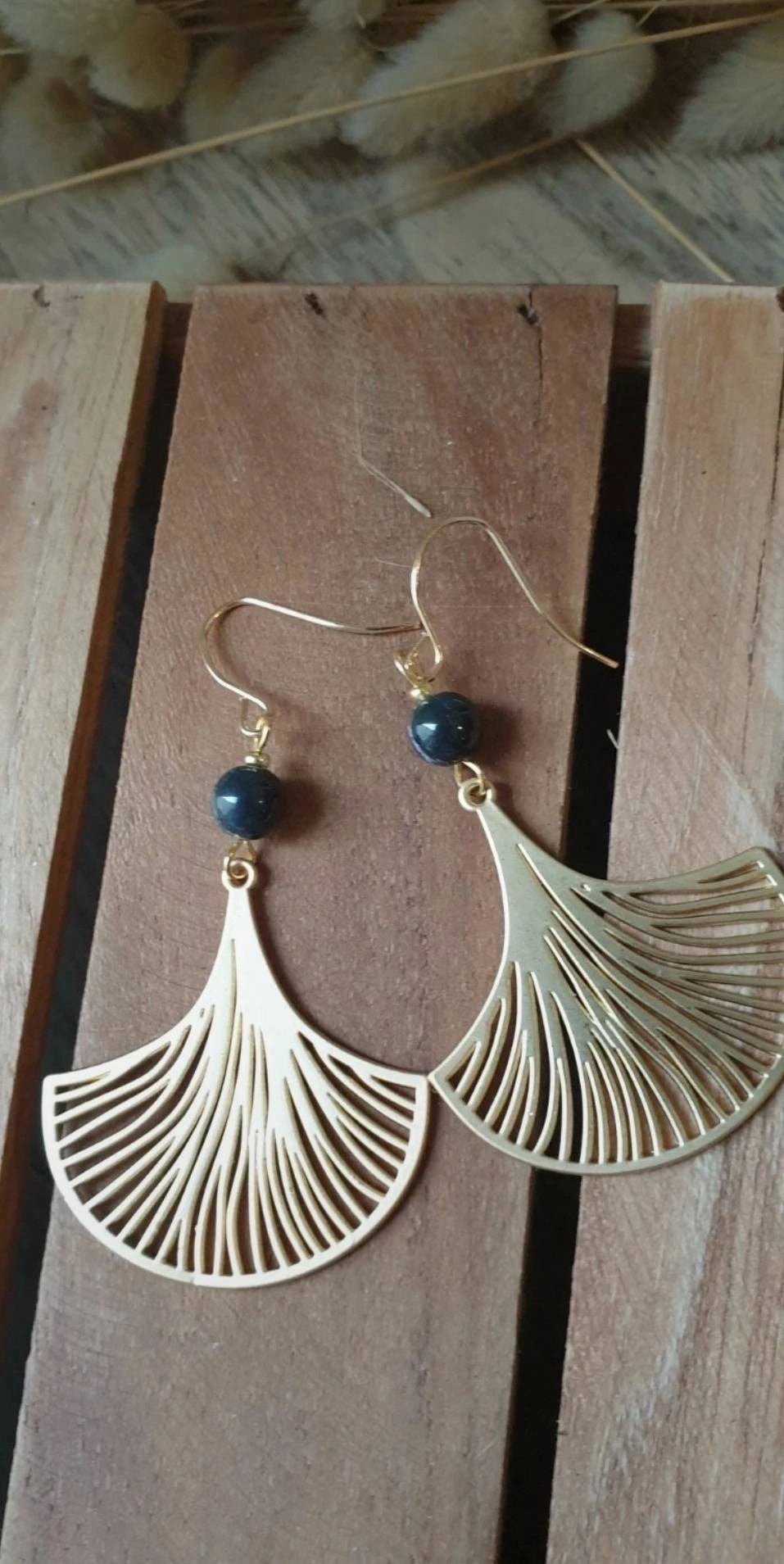 Boucles Feuille De Ginkgo Dorées Avec Perle Noire