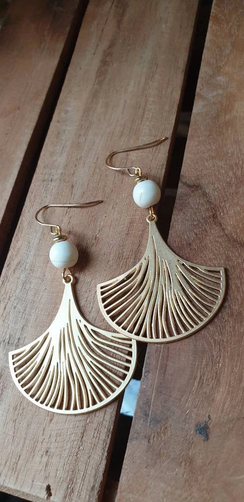 Boucles d’Oreilles Feuille de Ginkgo Dorée et Perle Ivoire