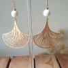 Boucles d’Oreilles Feuille de Ginkgo Dorée et Perle Ivoire