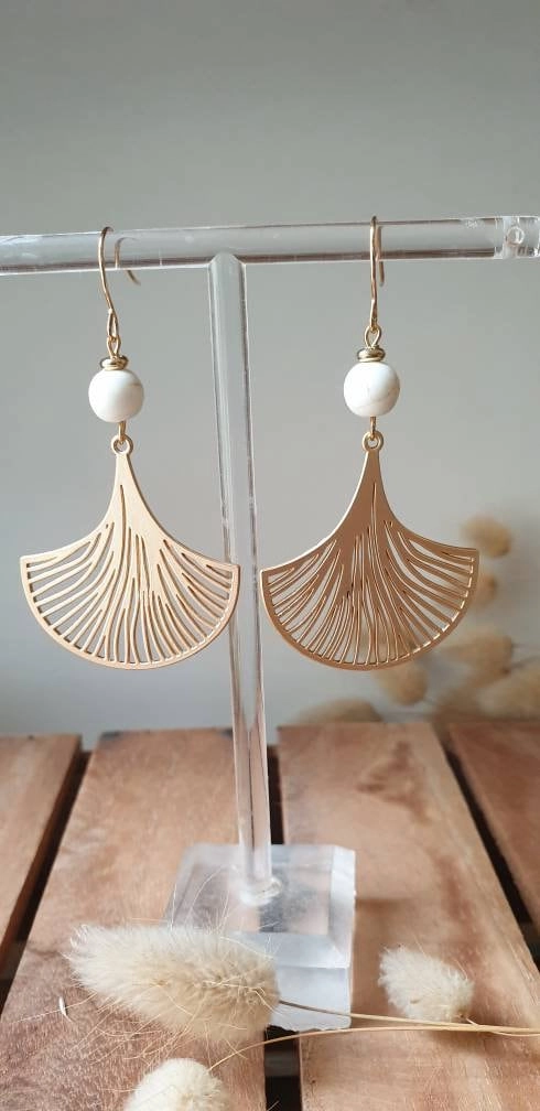Boucles d’Oreilles Feuille de Ginkgo Dorée et Perle Ivoire