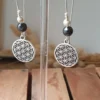 Boucles d’Oreilles Pendantes Fleur de Vie Et Hématite Noire – Énergie Et Élégance Fait Main