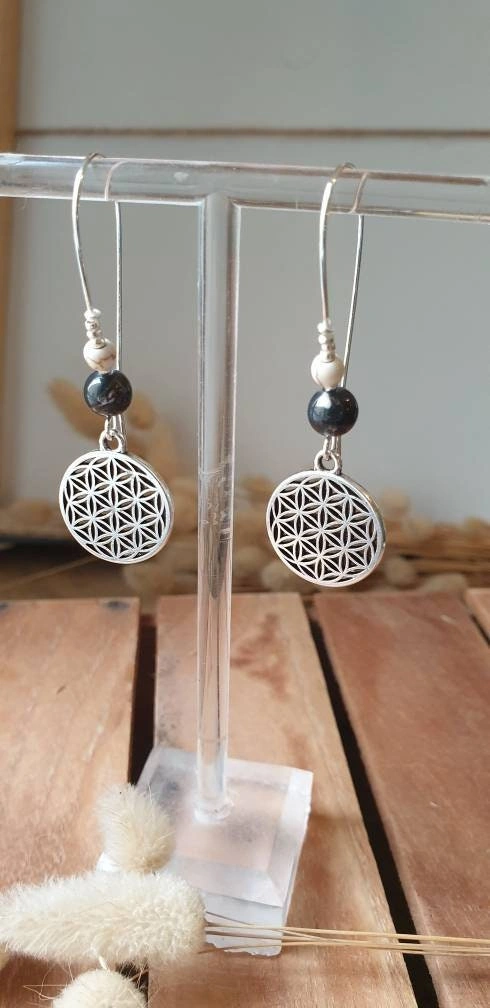 Boucles d’Oreilles Pendantes Fleur de Vie Et Hématite Noire – Énergie Et Élégance Fait Main