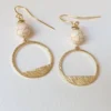 Boucles d’Oreilles Cercle Doré et Perle Blanche