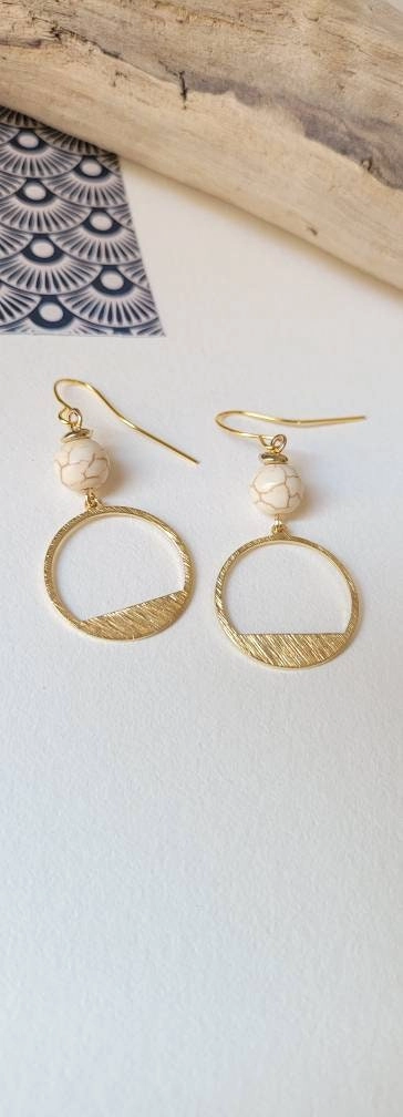 Boucles d’Oreilles Cercle Doré et Perle Blanche