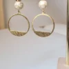 Boucles d’Oreilles Cercle Doré et Perle Blanche