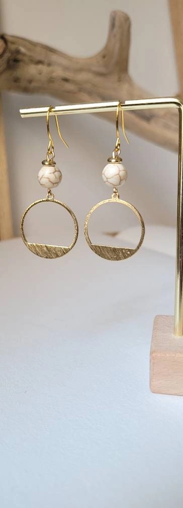 Boucles d’Oreilles Cercle Doré et Perle Blanche