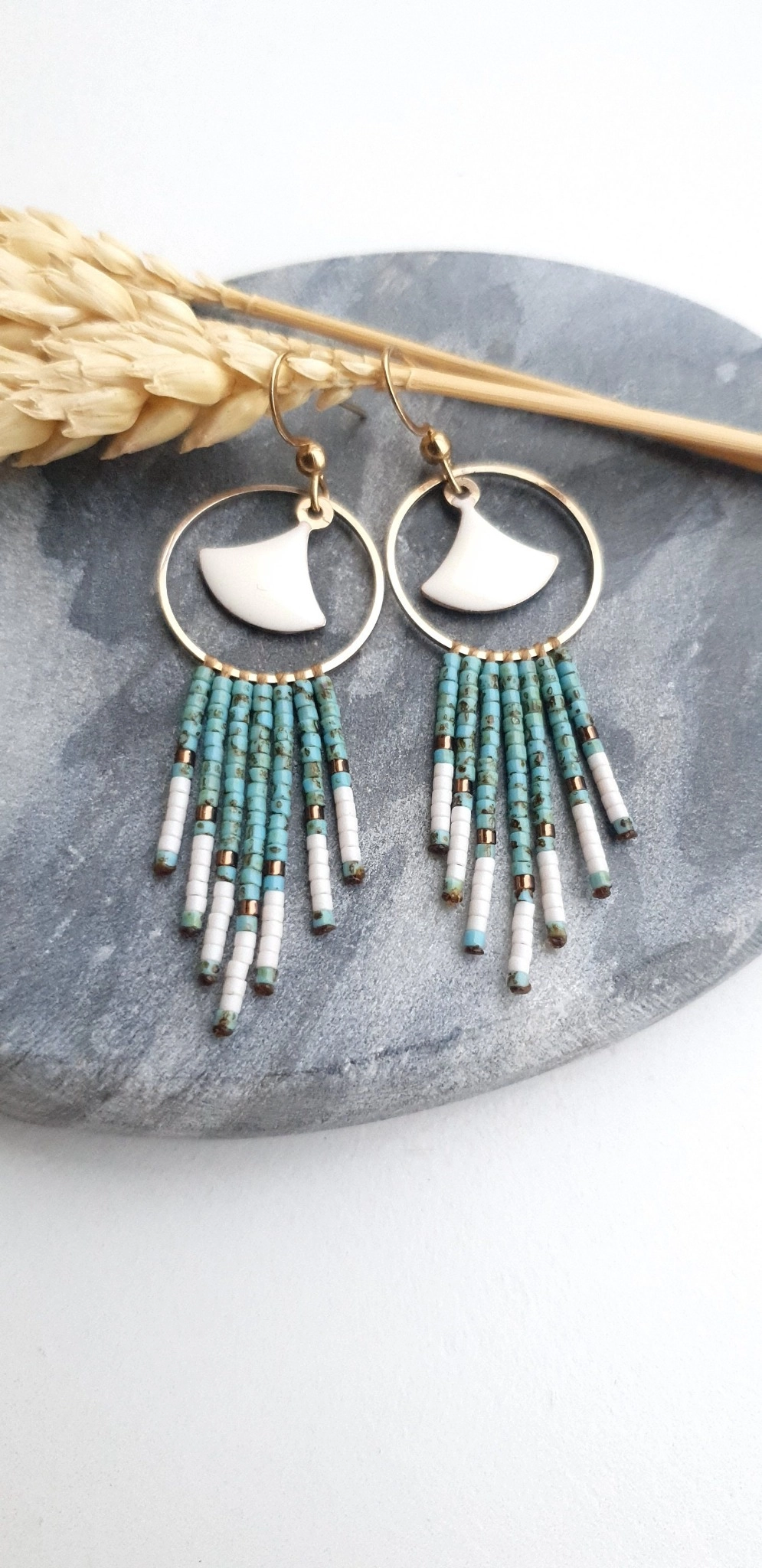 Boucles d’Oreilles Bohèmes Turquoise Et Dorées En Émail Et Miyuki