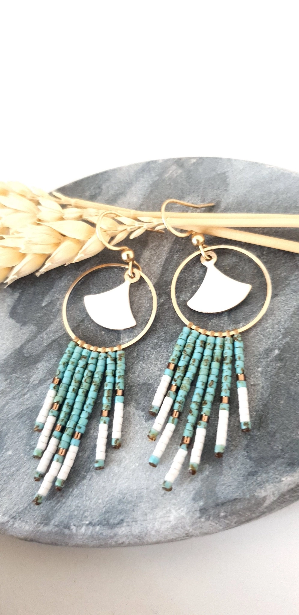 Boucles d’Oreilles Bohèmes Turquoise Et Dorées En Émail Et Miyuki