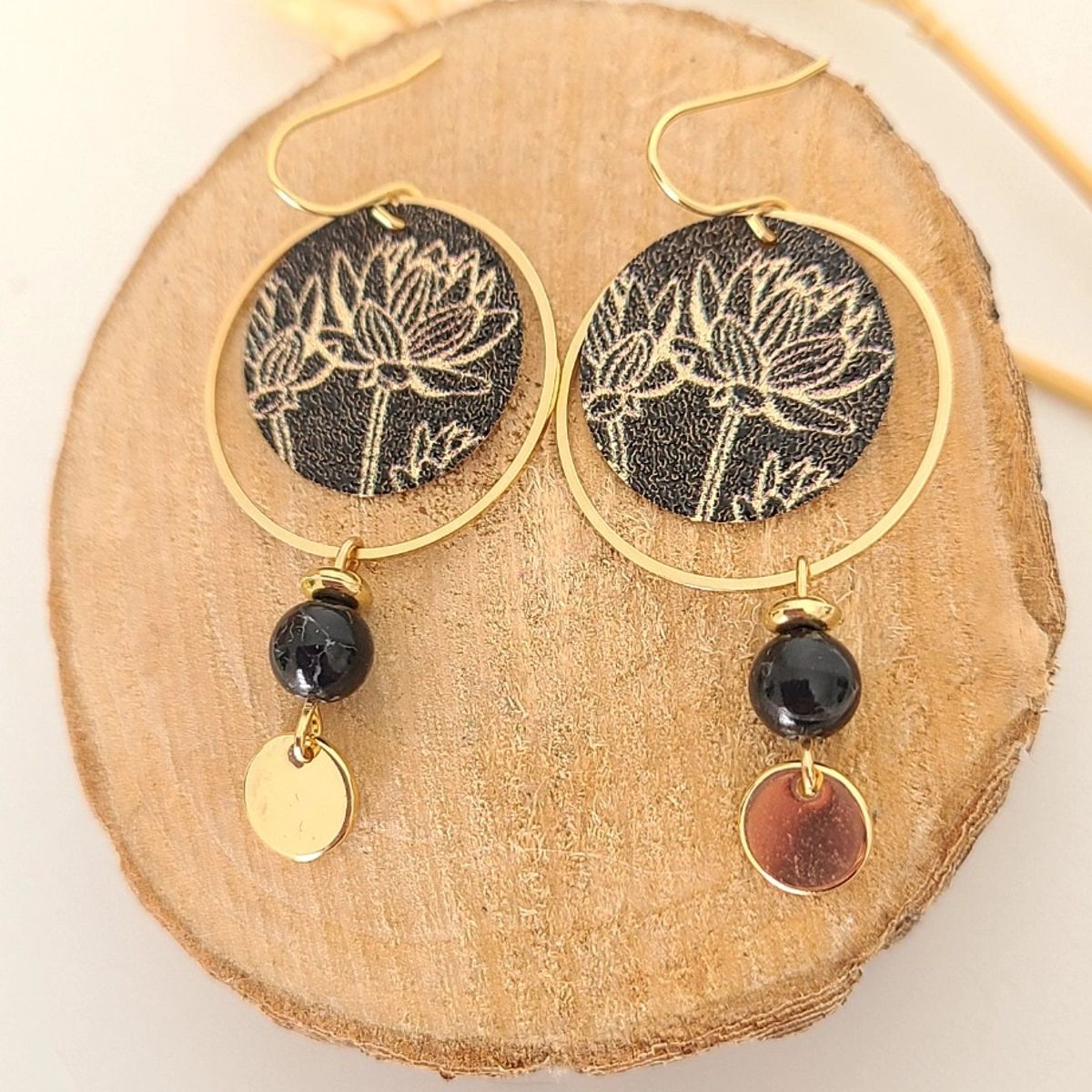 Boucles D’Oreilles Cercle Doré Avec Perle Noire Et Pampille