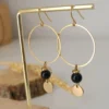 Boucles D’Oreilles Cercle Doré Avec Perle Noire Et Pampille