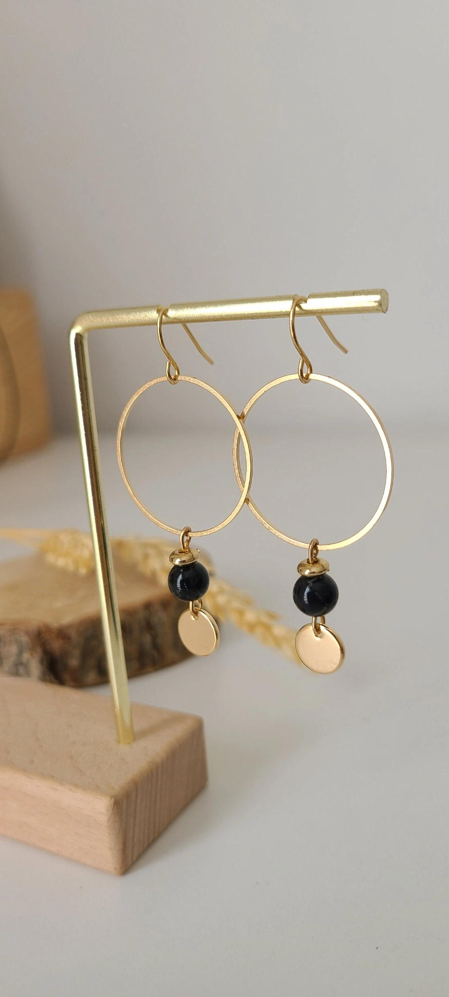 Boucles D’Oreilles Cercle Doré Avec Perle Noire Et Pampille