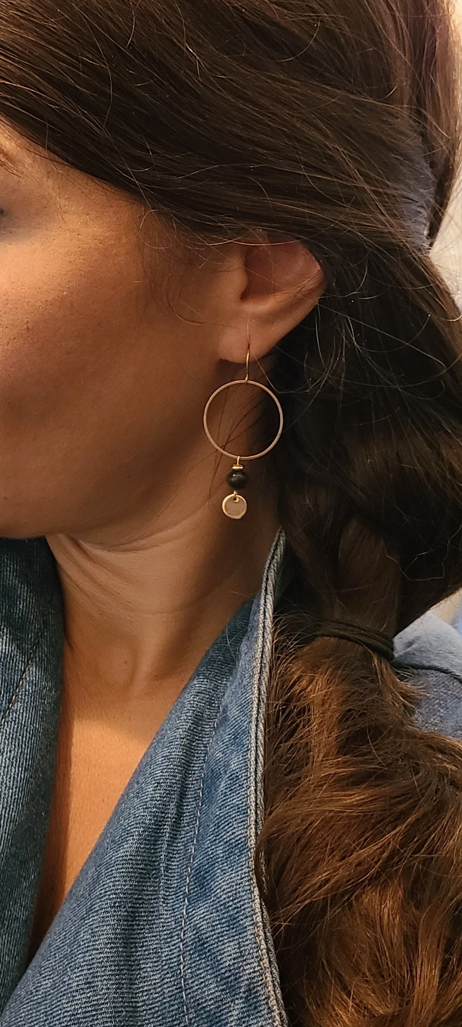 Boucles D’Oreilles Cercle Doré Avec Perle Noire Et Pampille