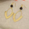 Boucles d’Oreilles Flèche Dorée et Perle Noire